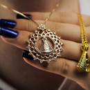 Colar Nossa Senhora Aparecida Envolvido com Elos Brilhantes