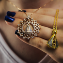 Colar Nossa Senhora Aparecida Envolvido com Elos Brilhantes