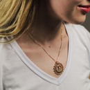 Colar Nossa Senhora Aparecida Envolvido com Elos Brilhantes