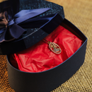 Colar  Nossa Senhora Aparecida Envolvido com Pedras Brilhantes